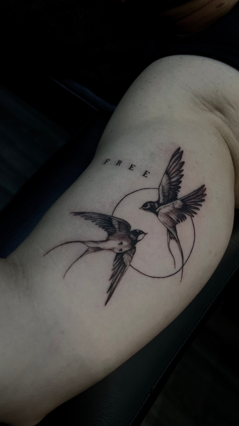 Pájaros en Libertad - Bícep - Fine Line por MRX Tattoo