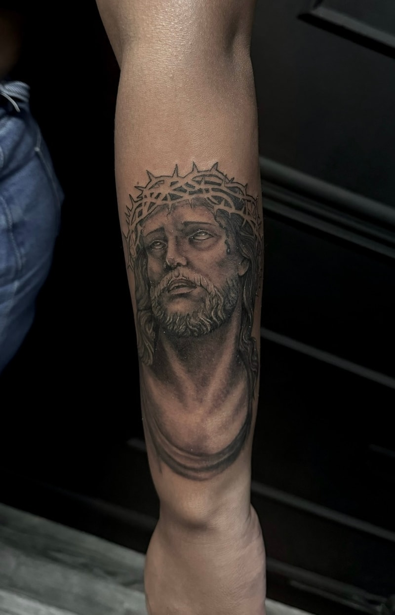 Antebrazo - Cristo con Corona de Espinas - Antebrazo - Black & Grey Realismo Religioso por MRX Tattoo