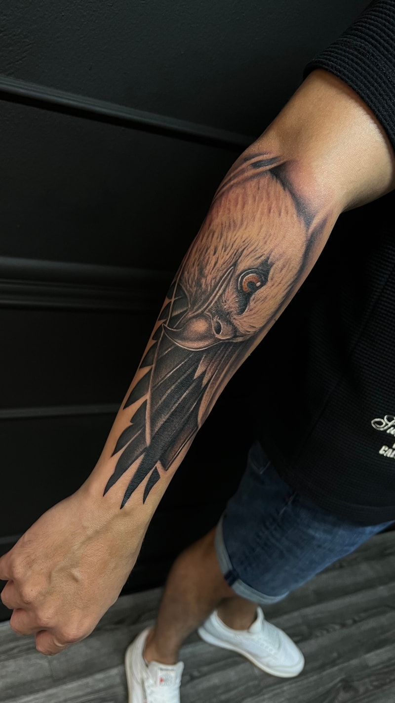 Antebrazo - Águila Geométrica - Antebrazo - Black & Grey Geométrico por MRX Tattoo