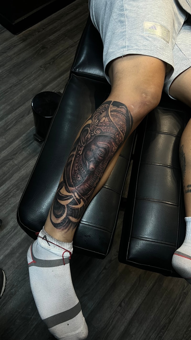 Pierna - Buda Ornamental - Pierna - Black & Grey Ornamental por MRX Tattoo