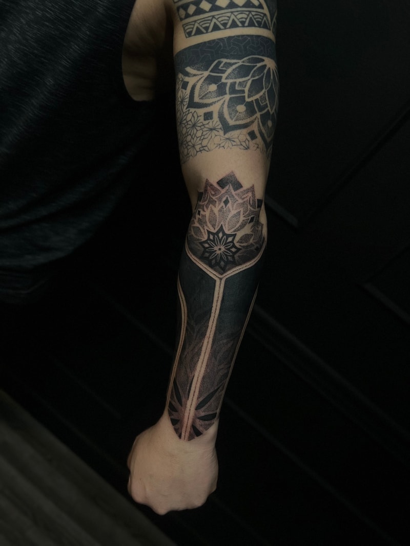 Brazo - Mandala y Geometría - Brazo - Geometría / Blackwork por MRX Tattoo