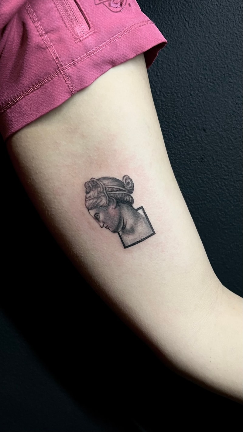 Escultura Griega Pequeña - Antebrazo - Fine Line por MRX Tattoo